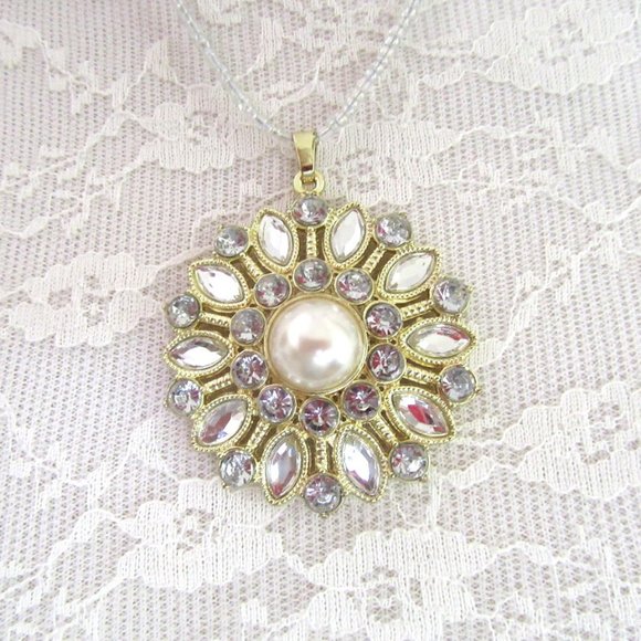 Pearl & rhinestone snowflake pendant necklace - Picture 2 of 9